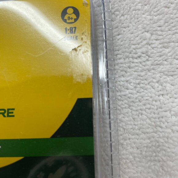 John Deere Model B Tractor  1:87 scale - Picture 4 of 4